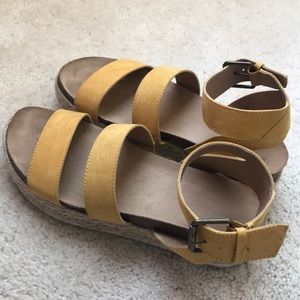 Yellow Universal Thread Sandals Size 8